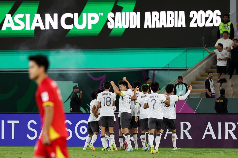 越南红牌动作太脏，球迷呼吁国足上诉！本场MVP出炉，并非李昊