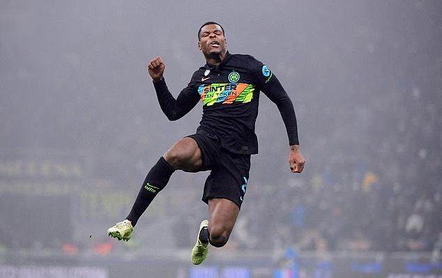 1640218729504017278.jpg 52121561-0-image-a-10_1640208397427.jpg