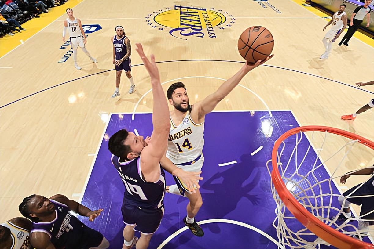 壹号娱乐下载-竟然还完成了一记爆扣，湖人替补内线也许偶尔能扮演奇兵的角色？