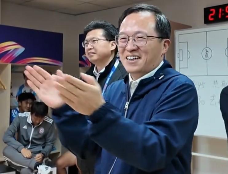壹号娱乐下载-连云港队0-0战平无锡队,赛后连云港市长来到更衣室慰问球队
